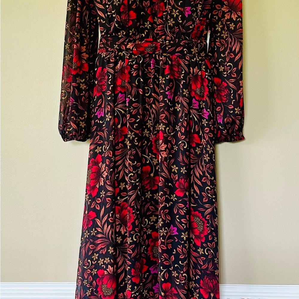 NWT GUESS Floral Black and Red Flowered Maxi Dress Cutout Back Size 6